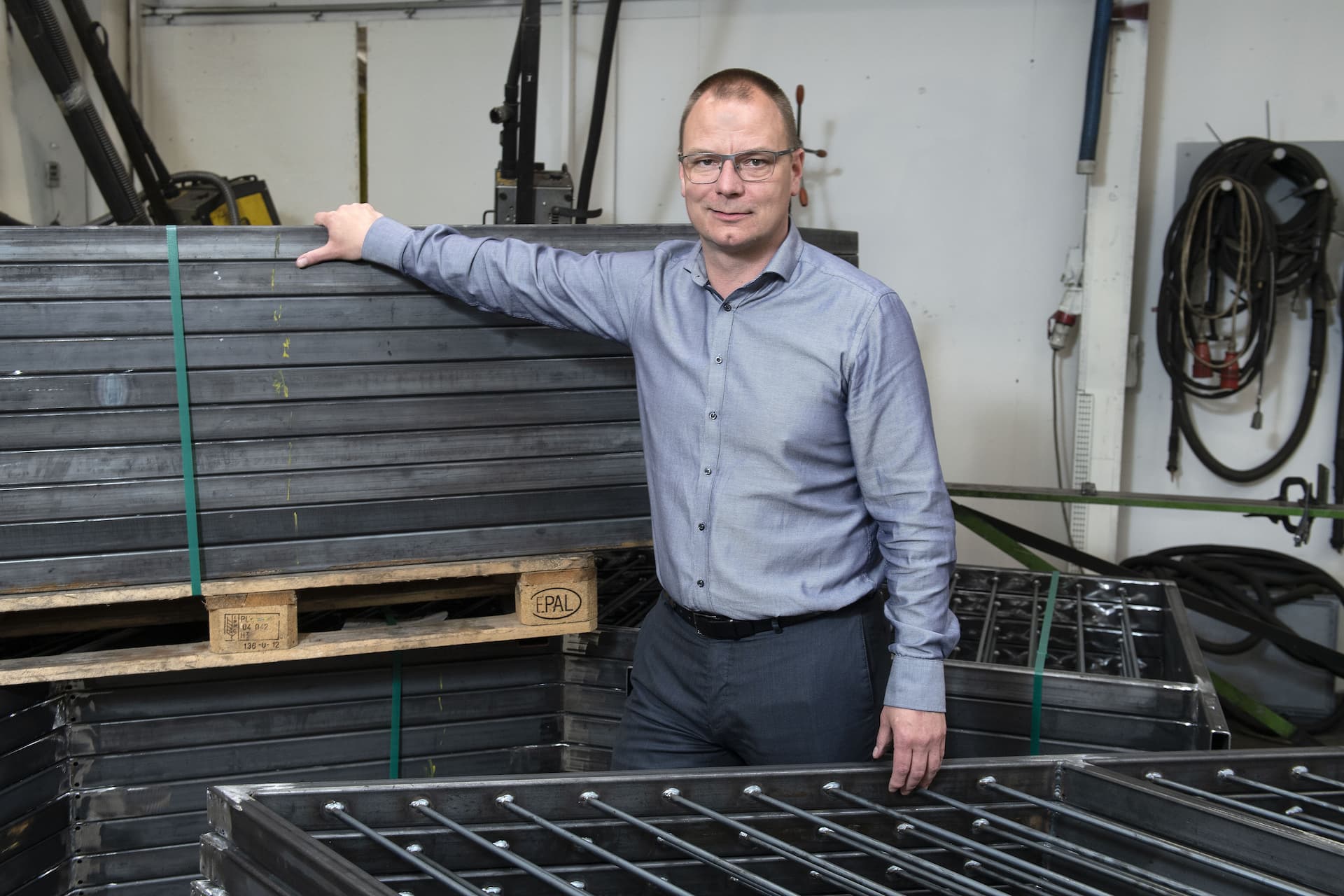 Karsten Vang fra HB Trapper på besøg på lageret