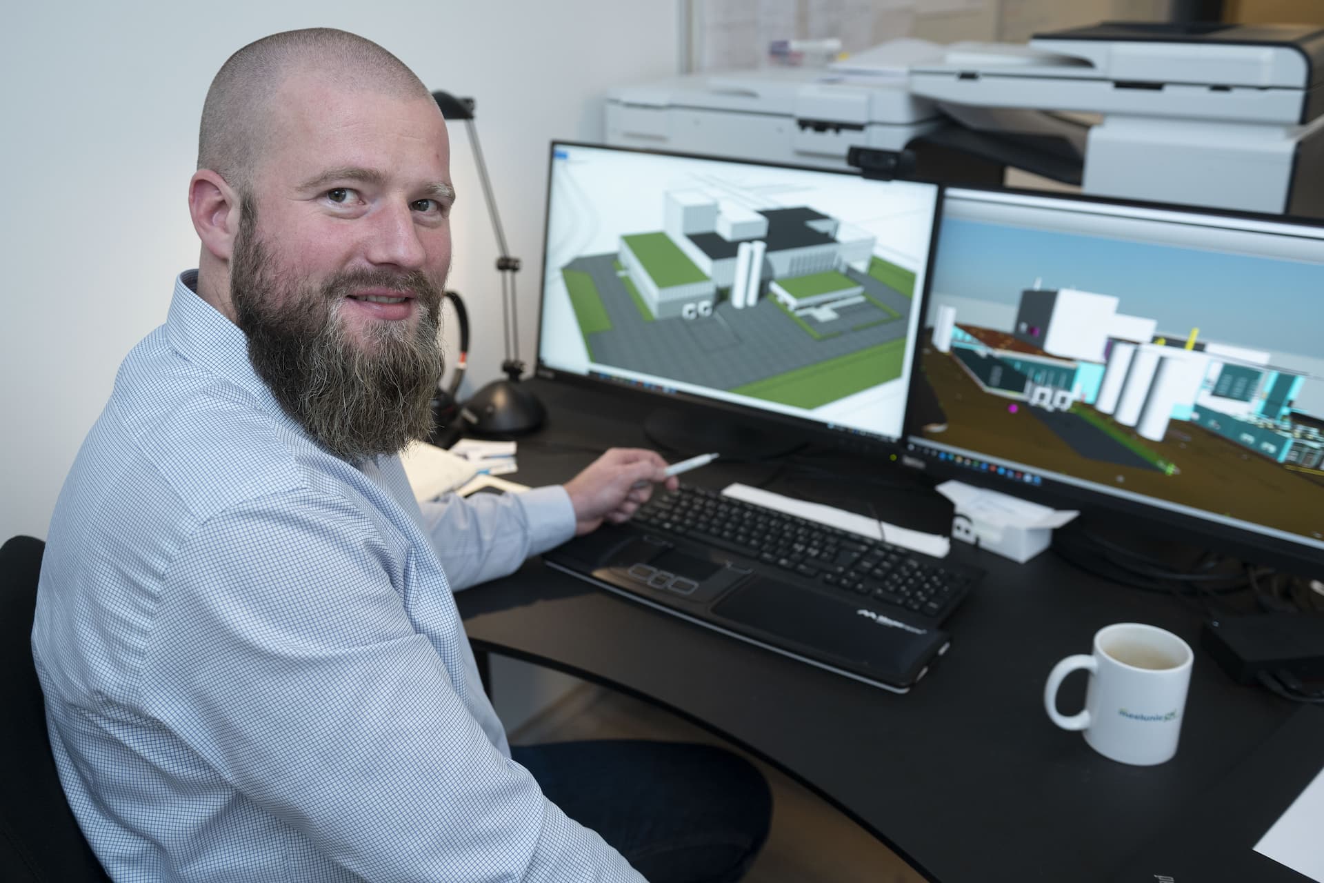 Jonatan Dickow fra Meelunie GPI kigger på fabrikstegninger