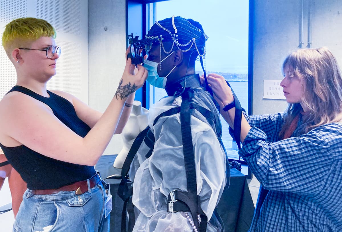 Studerende fra Kunst og teknologi udvikler wearbles, som kan fortolke og fremvise fænomener der sædvanligvis ikke kan ses, fx psykisk sygdom